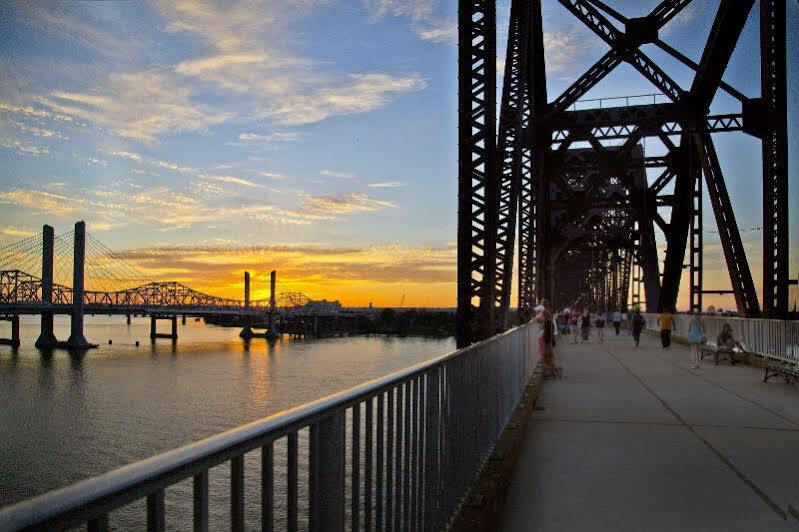 Sheraton Louisville Riverside Hotel Джефферсонвилл Экстерьер фото